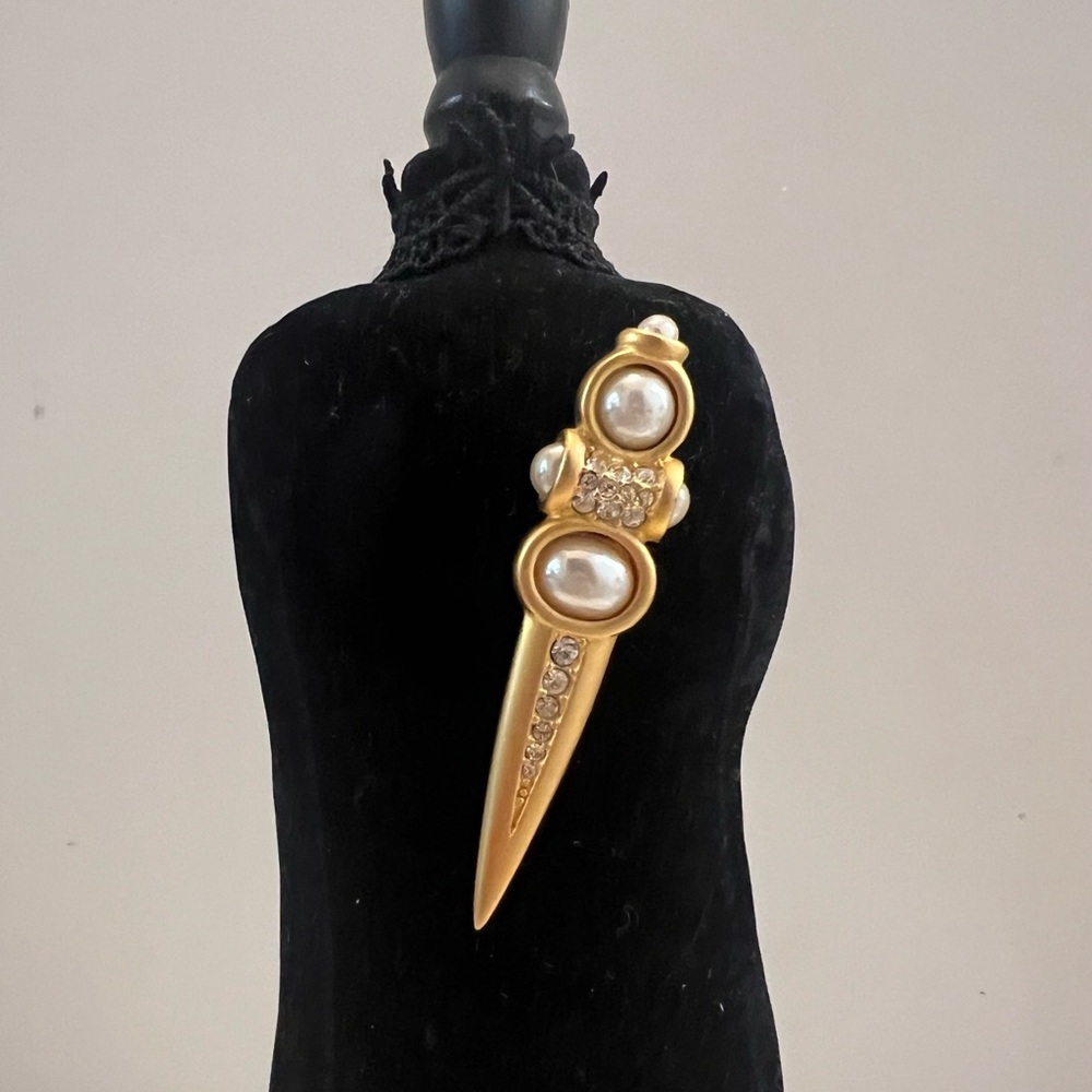 Vintage Jesara brooch pin matte gokden faux pearls Gripoix sword